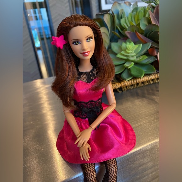 New Barbie Teresa Articulated Doll - Picture 11 of 14